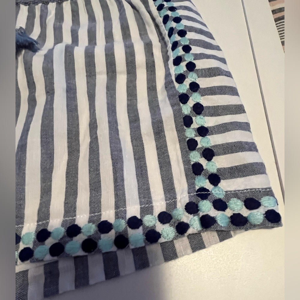 VINEYARD VINES | Med | EMBROIDERED DOTS! - Picture 2 of 13